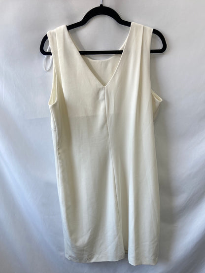 SIGNATURE BY ROBBIE BEE. White dress TM/L