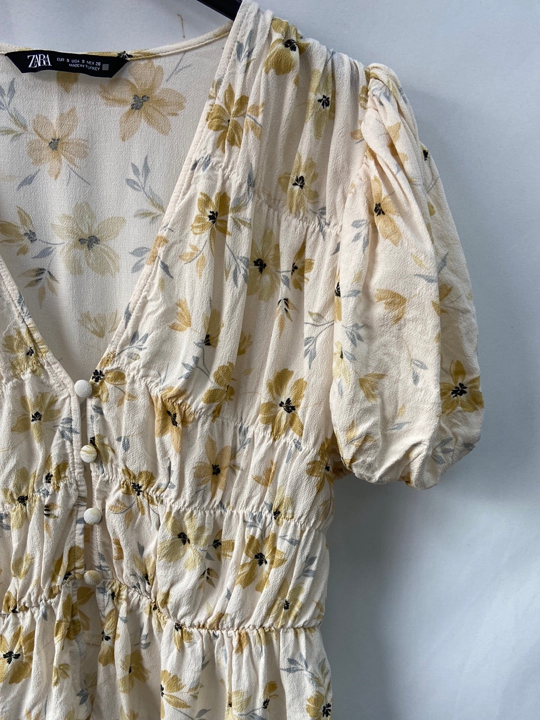 ZARA.Blusa beige flores y botones T.S