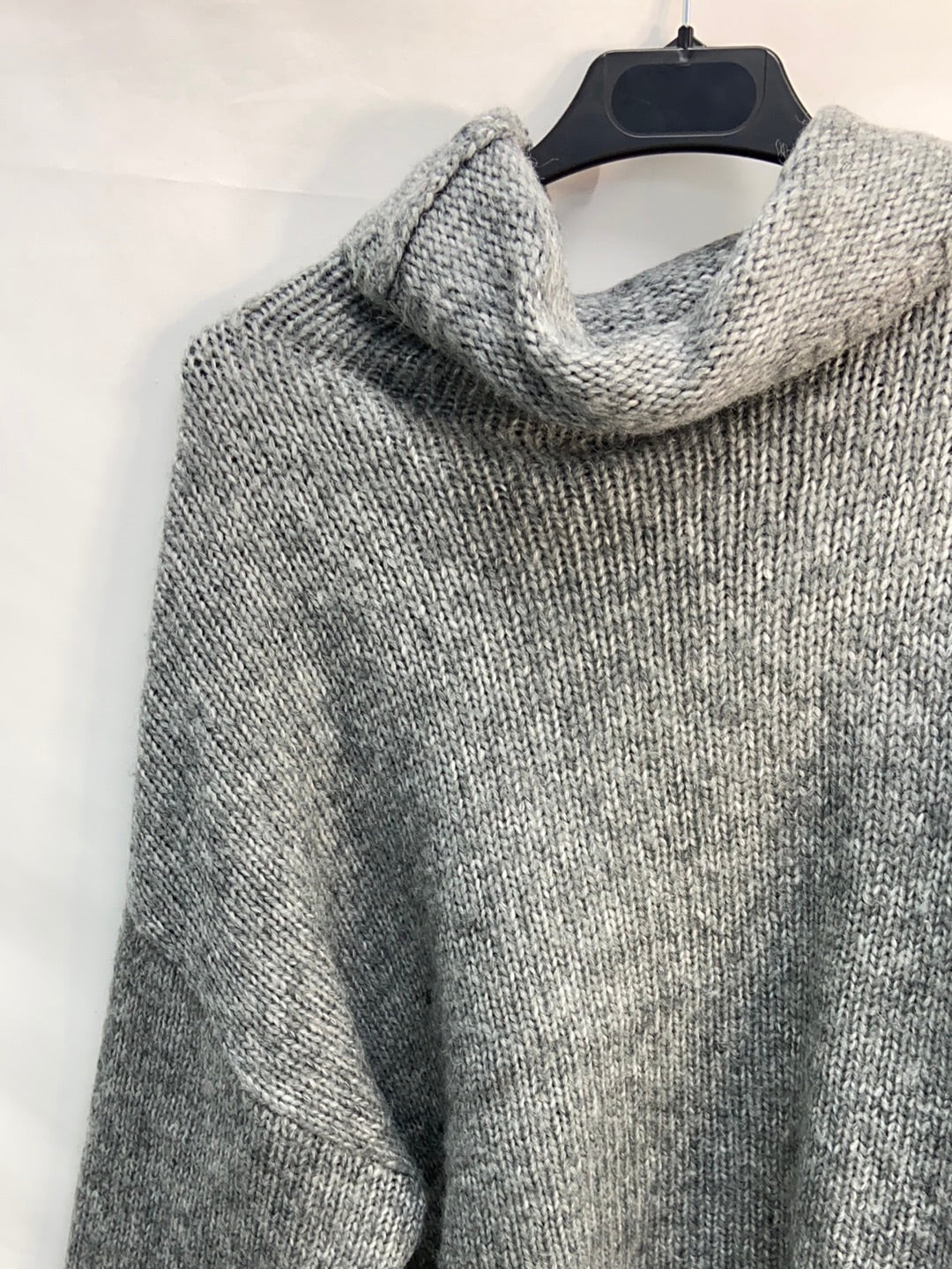 PULL&BEAR.Jersey oversized cuello vuelto gris T.S