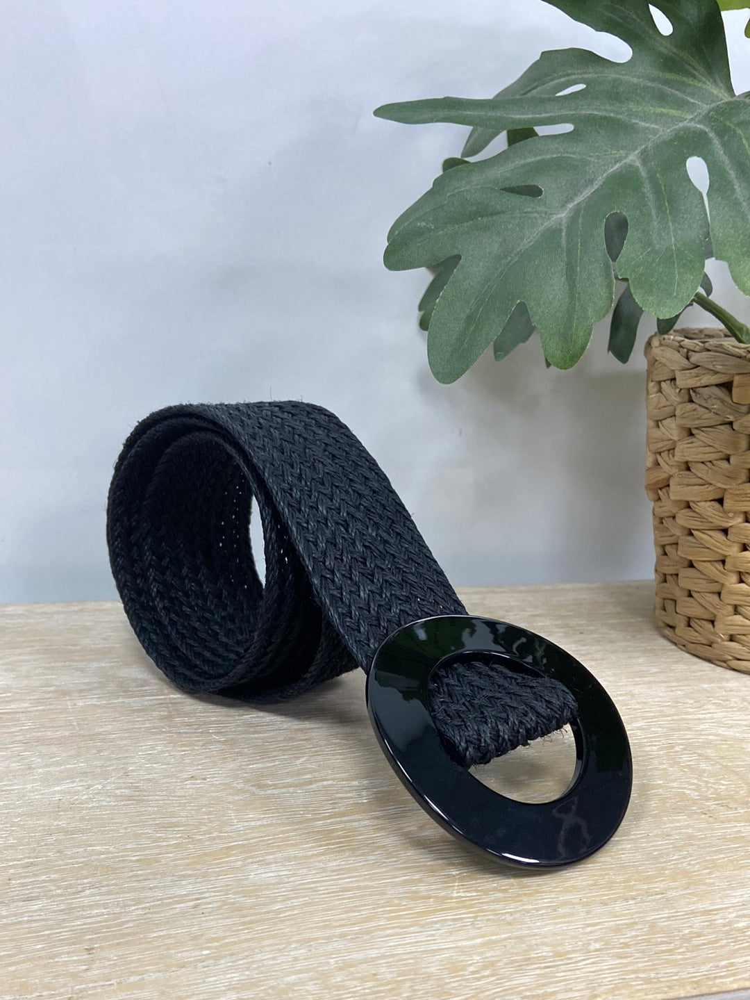 ZARA. Cinturón negro rafia T.80