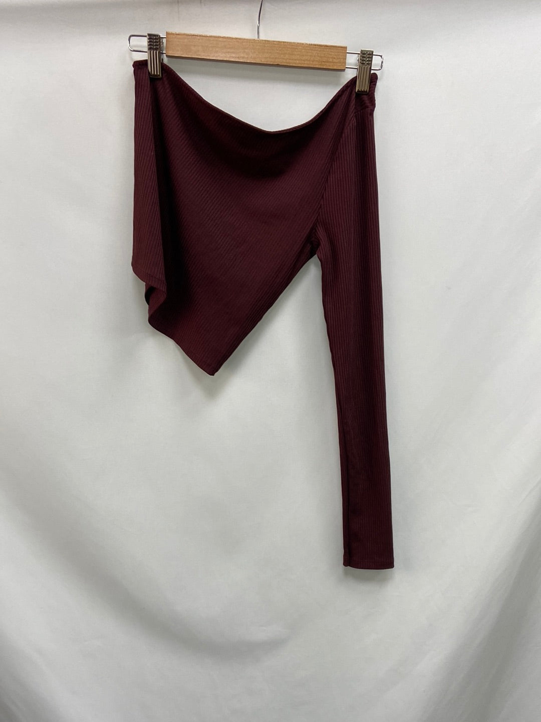 OTHERS. Asymmetrical burgundy top TS