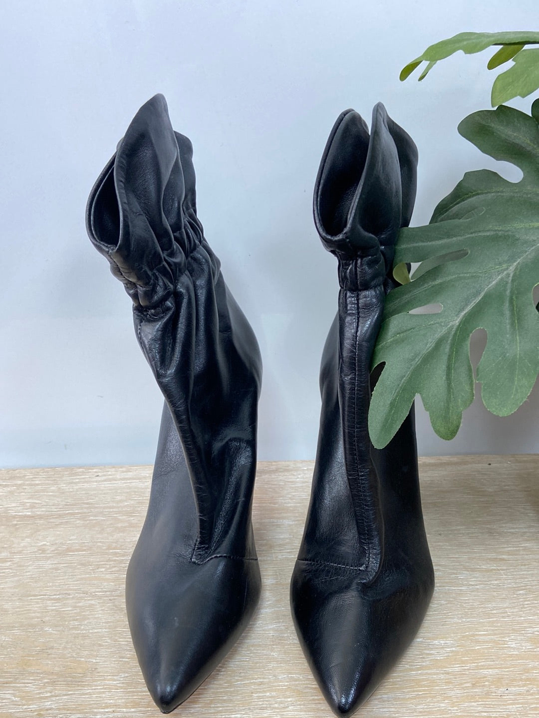 SCHUTZ. Botines goma tobillo T.38