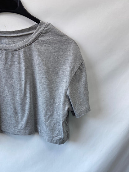OTRAS.Camiseta gris crop TU(xs/s)