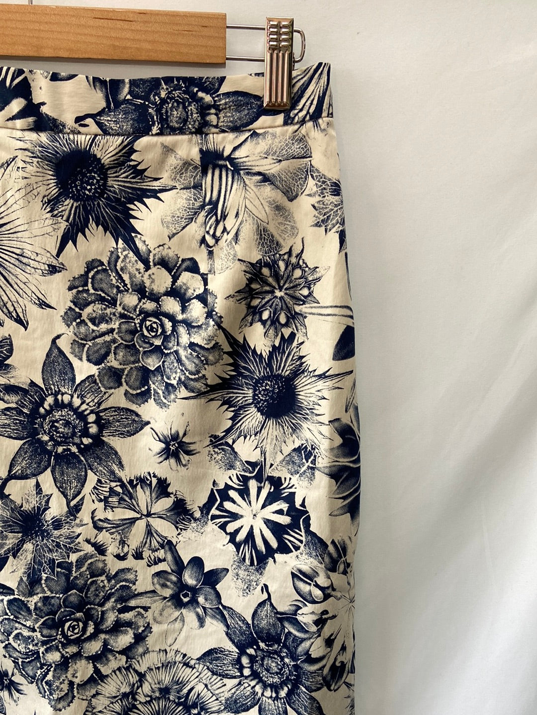 LYDIA DELGADO. Beige skirt with blue flowers.