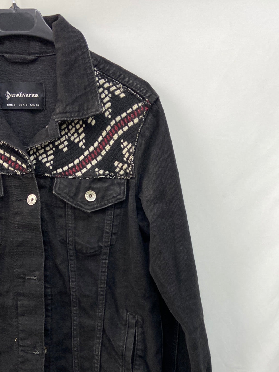 STRADIVARIUS.Cazadora vaquera negra T.S