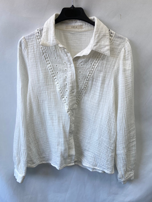 VIELA.White blouse with Ts buttons