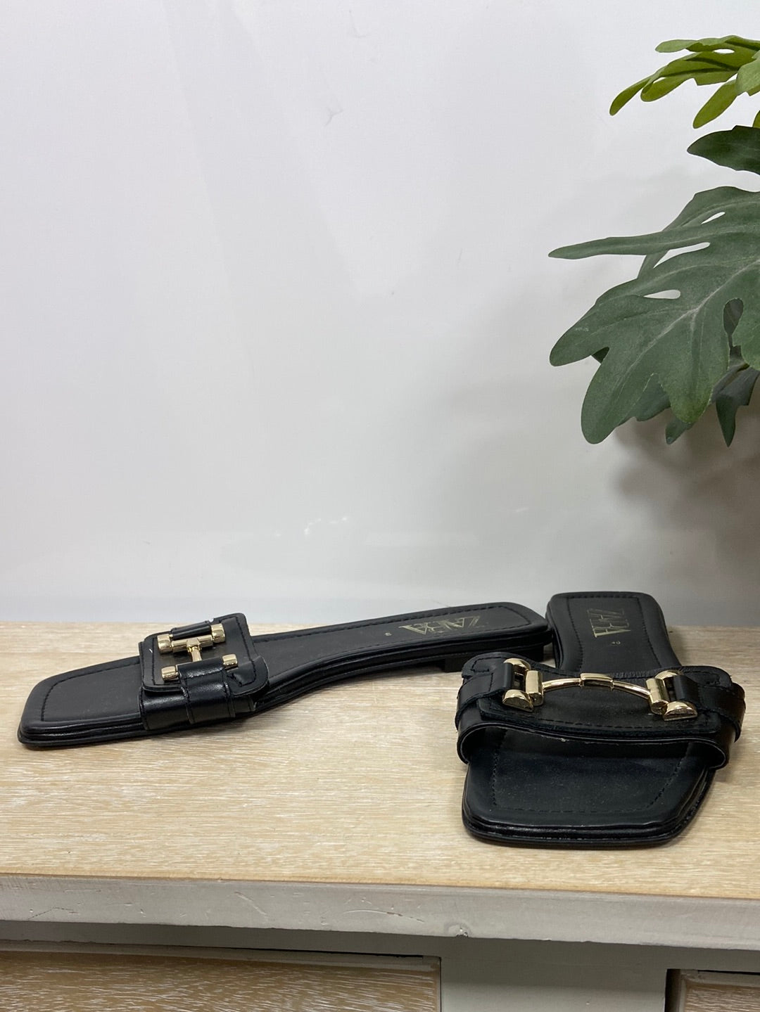 ZARA. Sandalia negra hebilla T.40