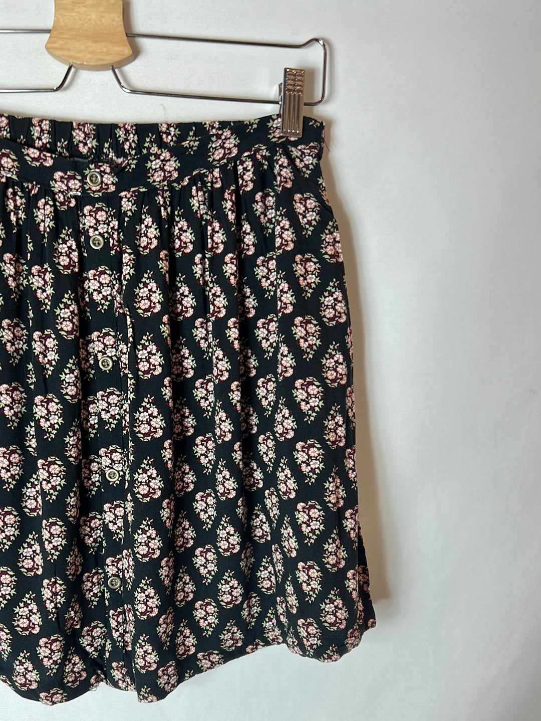 STARDIVARIUS. Flowing black printed skirt. TM
