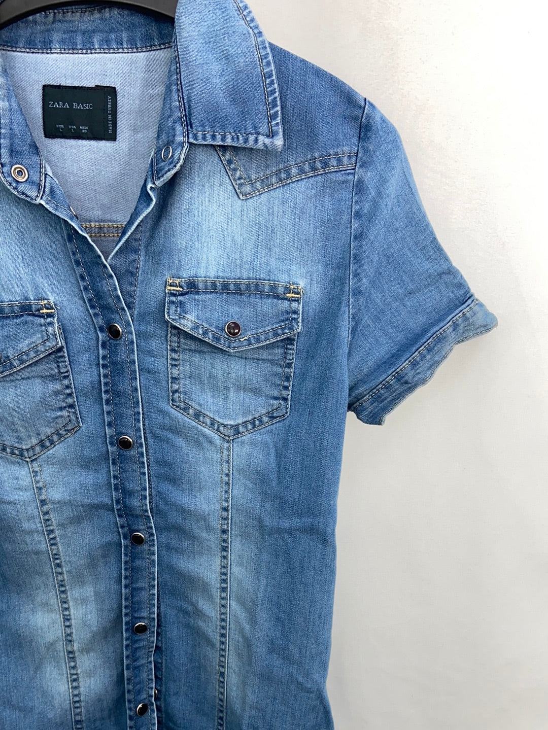 ZARA.Camisa vaquera manga corta entallada T.L